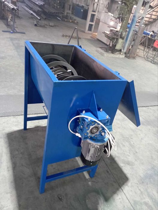 Змішувач кормів, сумішей,кормозмішувач горизонтальний