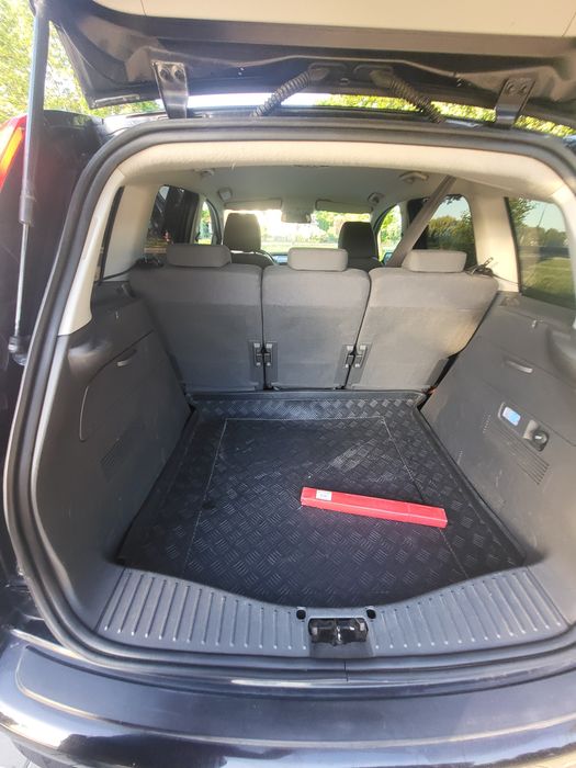 Ford C-Max 2010.