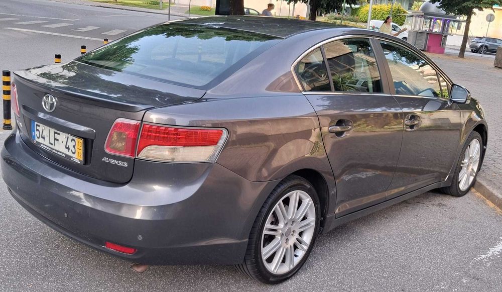 Toyota Avensis T27, ano 2010, motor Diesel económico e fiável.
