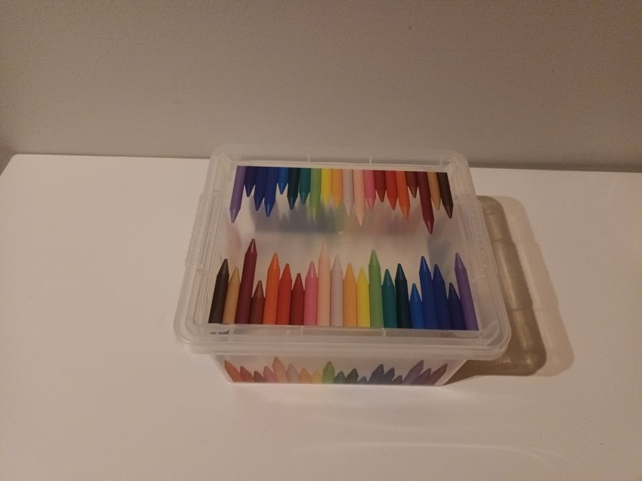 Caixas plásticas com lápis desenhados