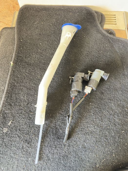 Насос омивача скла і горловина Toyota Verso 09-18