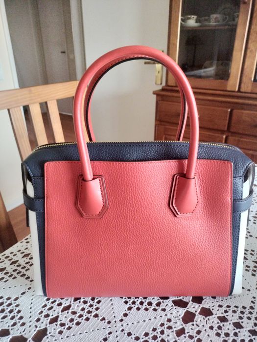 Mala tricolor Michael Kors com etiqueta