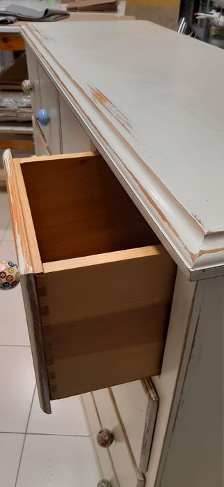 Cómoda madeira com pintura decorativa