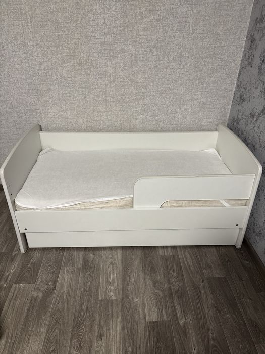 Дитяче ліжко з бортиком та висувною шухлядою