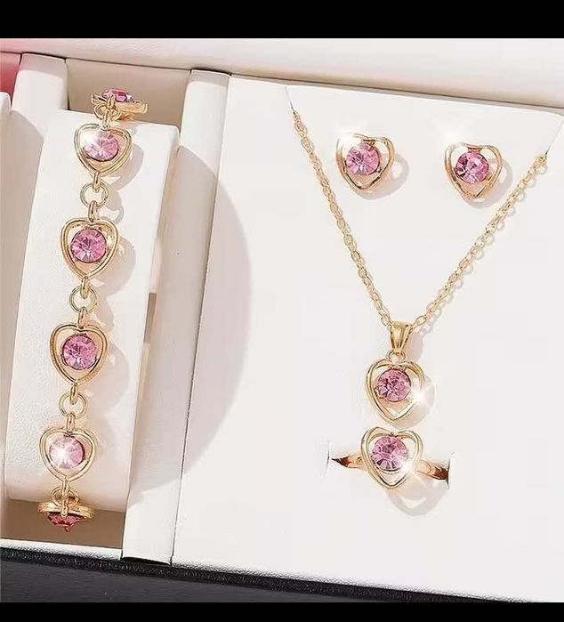 Біжутерія.набор прикрас