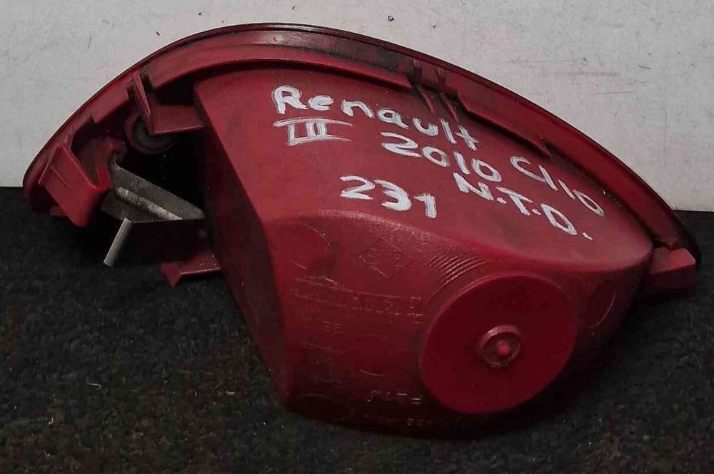 Farolim Nevoeiro Trás Direito 8200776121 - RENAULT CLIO III
