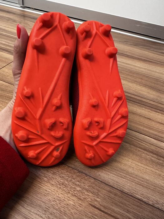 Korki Kipsta czerwone 30 na boisko orlika