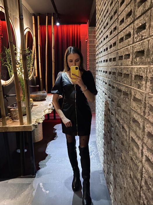 Чорна міні сукня шкіряна Bershka