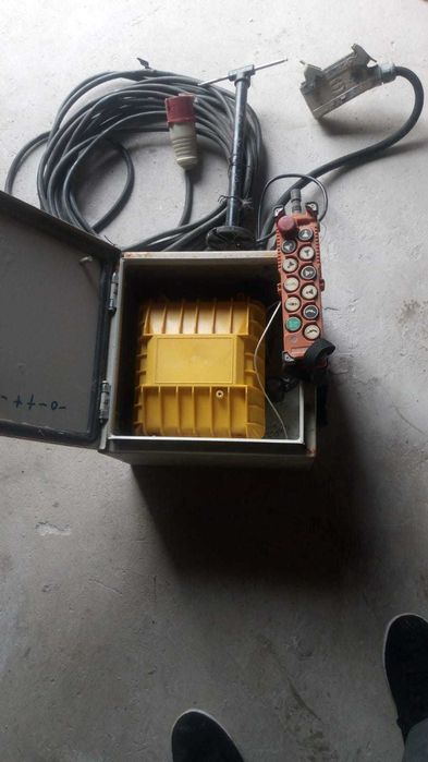 Comando á distância de grua auto montante