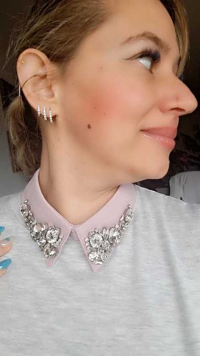 Gola rosa com brilhantes