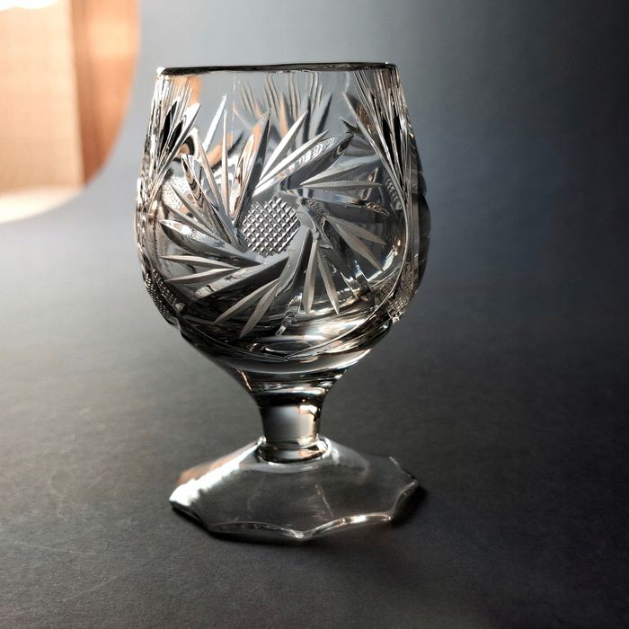 piękny kieliszek do likieru wódki z nietypową stopą