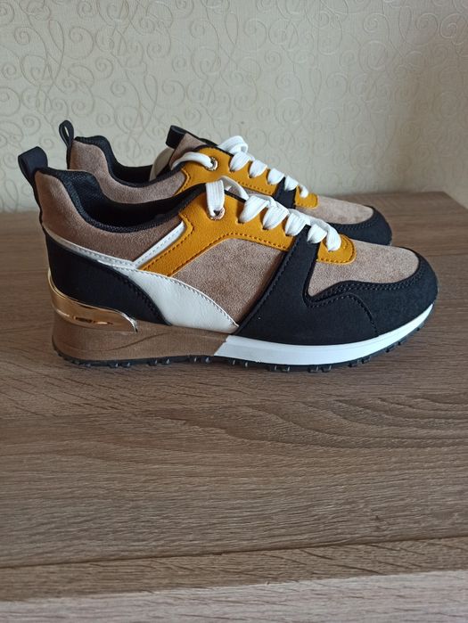 Продам кроссовки