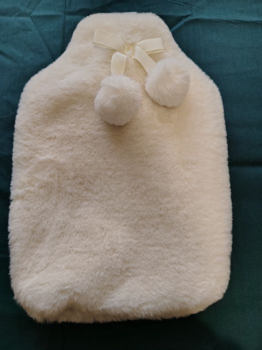 Грілка з пухнастим чохлом та помпонами.