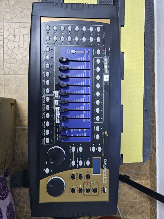 Controlador DMX de 256 canais 
O DMX Master 3 é