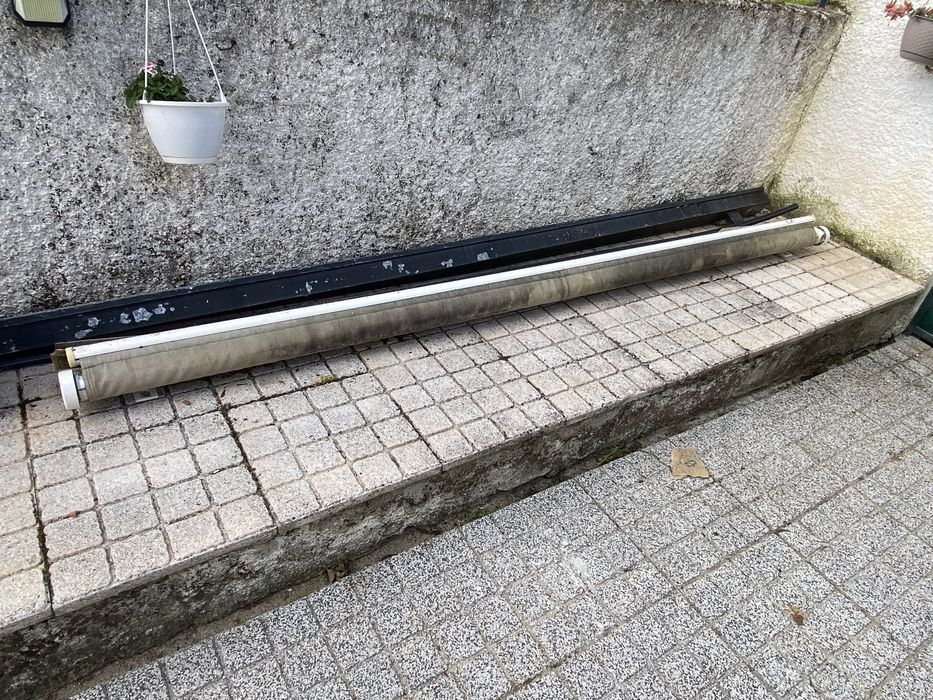 Toldo de varanda com proteção solar e manivela para ajuste