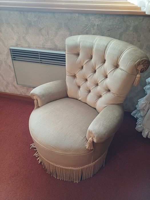 Quarto completo estilo clássico em nogueira. Excelente estado.