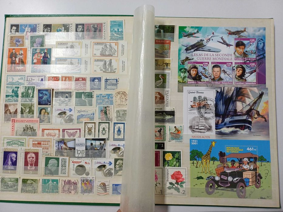 Álbuns com várias centenas de selos de vários países 2 unidades