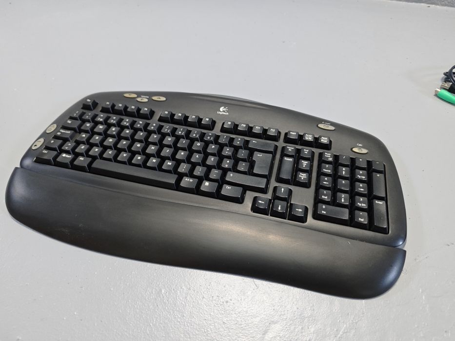 Teclados USB e rato PS/2 wireless Logitech