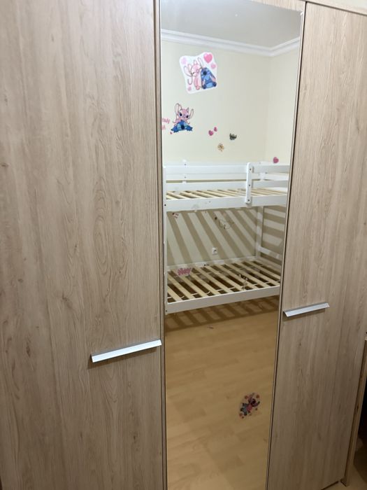 Roupeiro com espelho