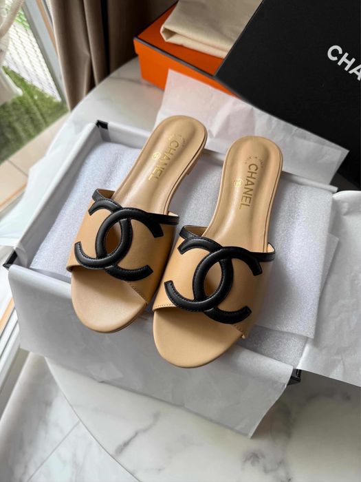 Klapki Chanel beige leather