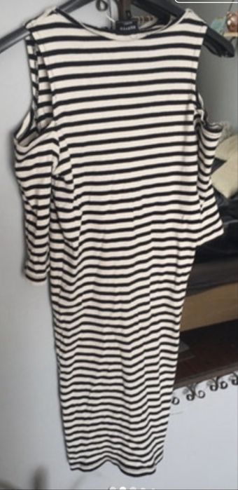 Sukienka obcisła z odkrytymi ramionami