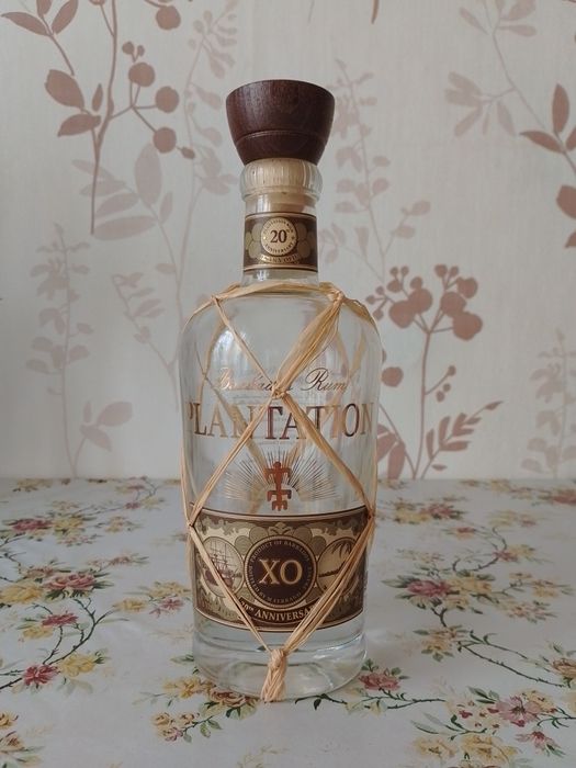 Стеклянные разноцветные бутылки. Для украшения интерьера и жидкостей.