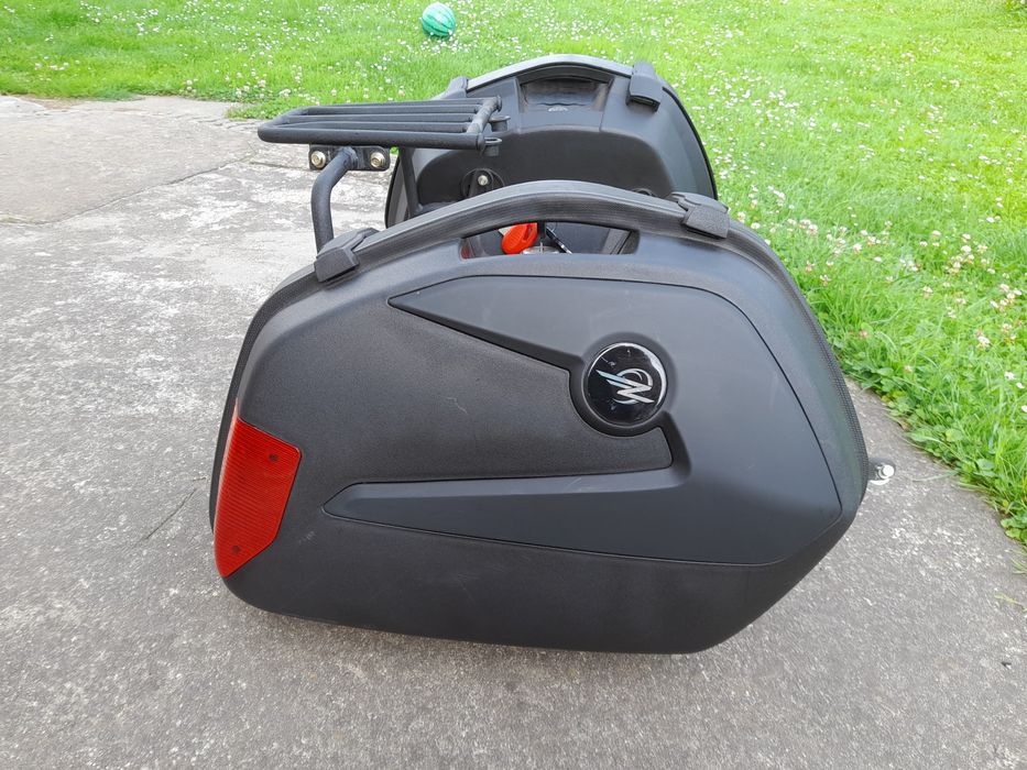 Sprzedam używane kufry boczne ze stelażem