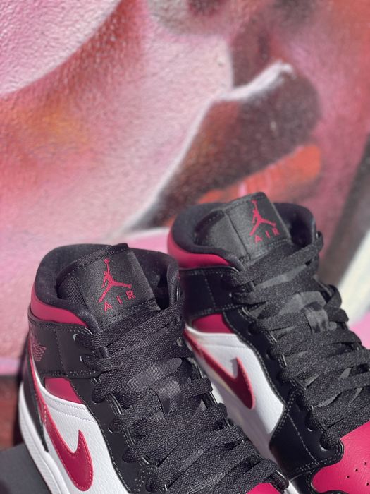 Air Jordan 1 Mid Bred Toe