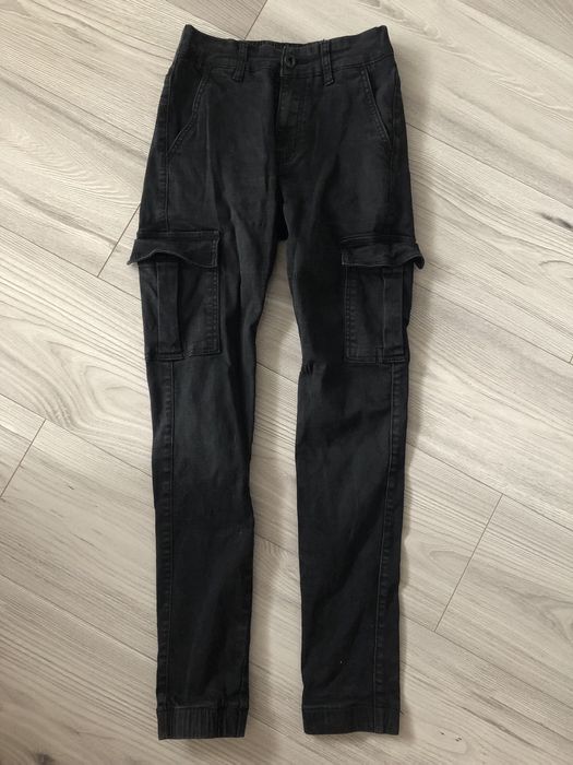 czarne jeansy cargo