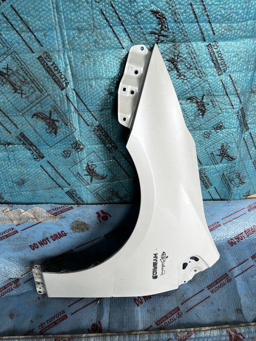 TOYOTA PRIUS IV błotnik przedni