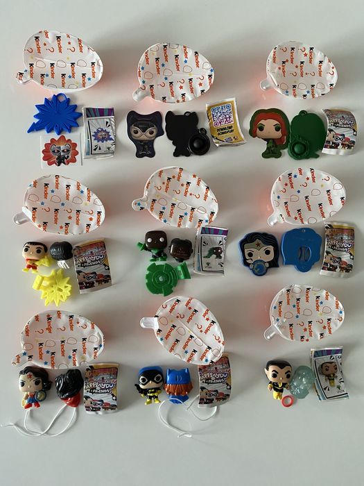 Figurka Black Adam z serii DC z Kinder Joy.