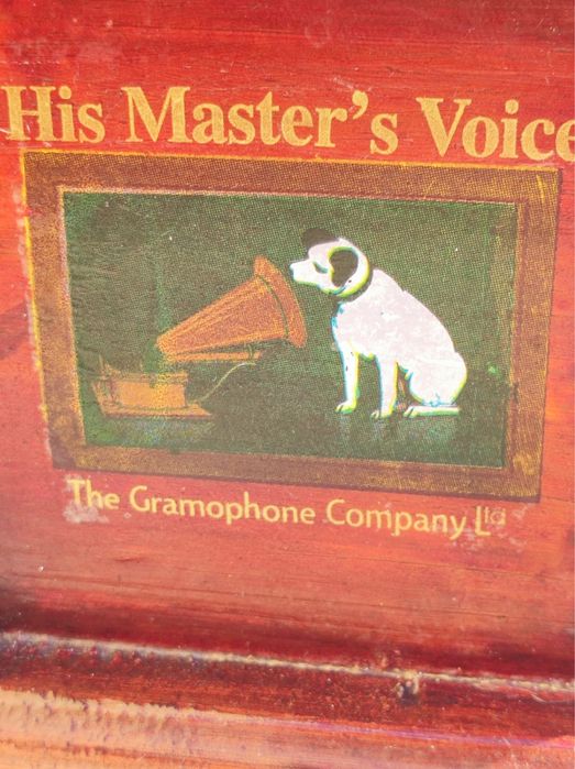 Винтажный граммофон His Master’s Voice — антиквариат / ретро