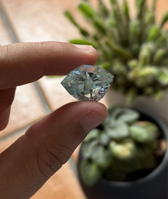 Água Marinha Facetada com Inclusões 18.30cts