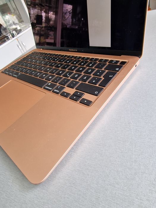 Продам MacBook Air a2337 M1/8/256