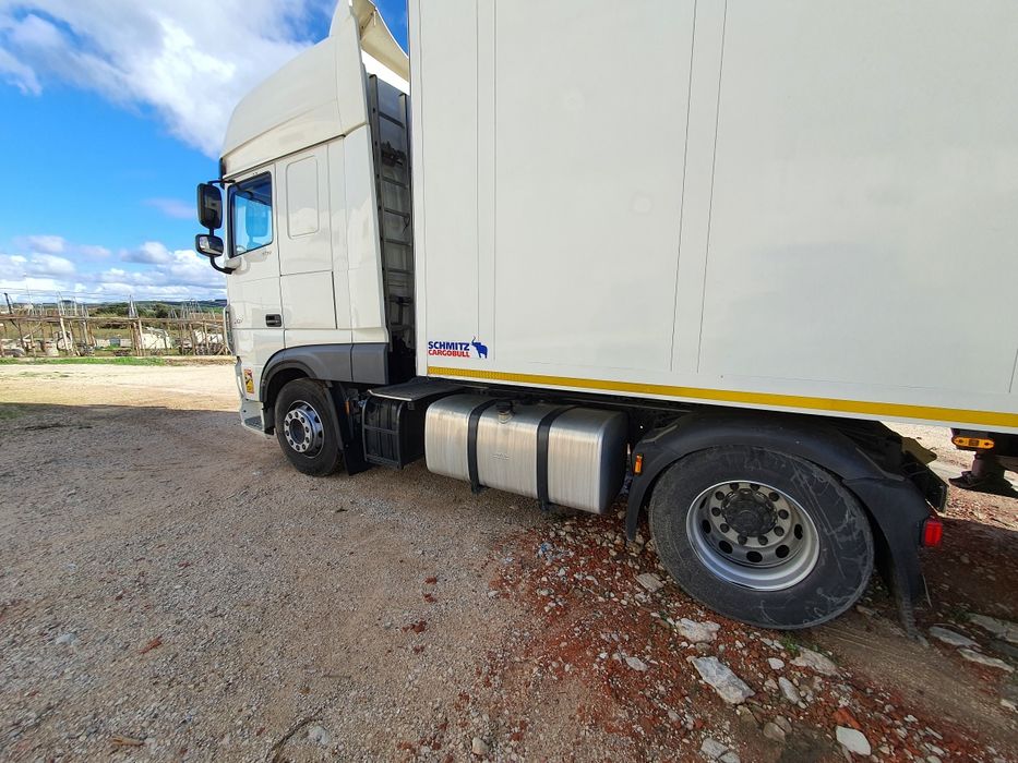 Camião Daf de 2018 com reboque frigorífico.