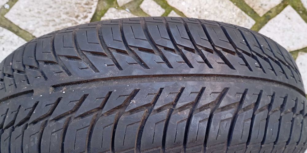 Um pneu de automóvel, 185/60 R14