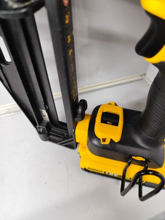 DeWalt DCN 660 акумуляторний безщітковий пістолет по дереву Деволт оригінал