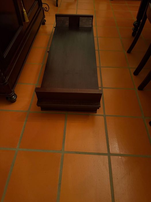 Mesa de jantar Romântica da 1.ª Geração em madeira de cambala extensível com 3 tábuas de 60cm cada.
