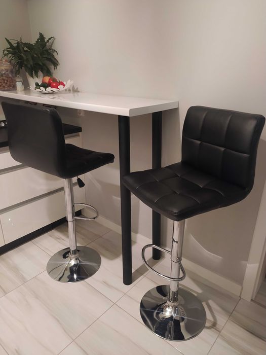 Zestaw stolik barowy + 2 krzesła hokery
