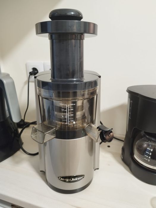 Omega VSJ843R Vertical Slow Juicer