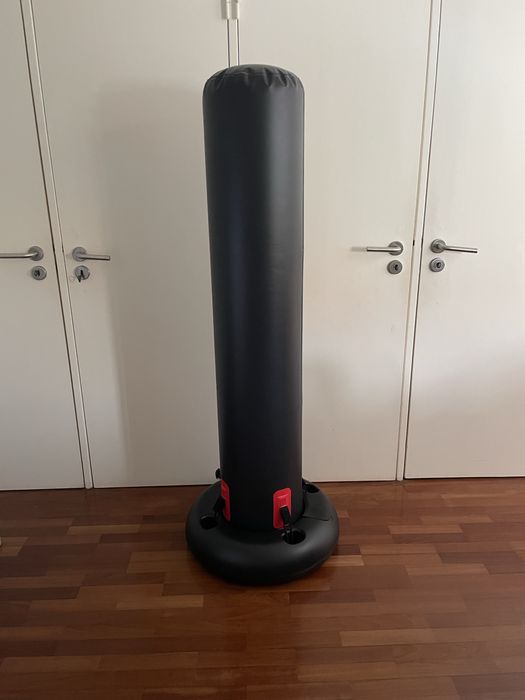 Saco de boxe com pé
