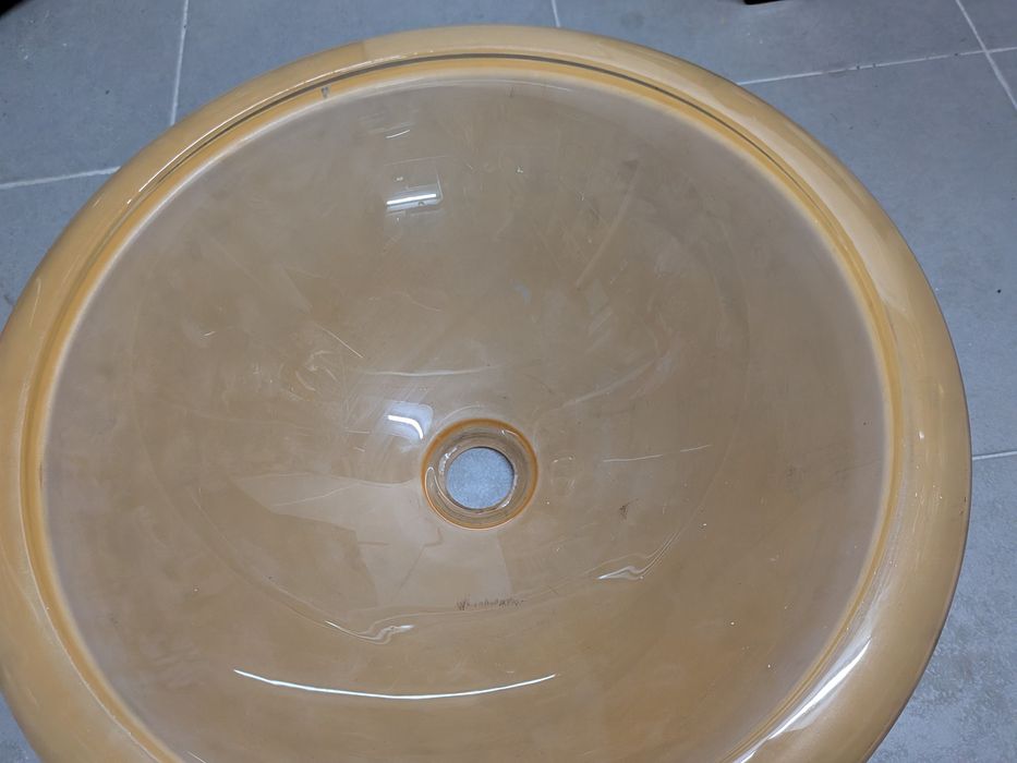 Lavatório de vidro amarelo