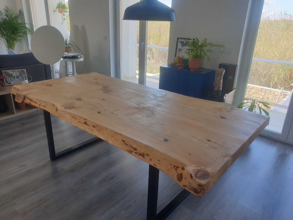 Mesa em madeira maciça rústica,borda o vivo.Rustic solid wood table