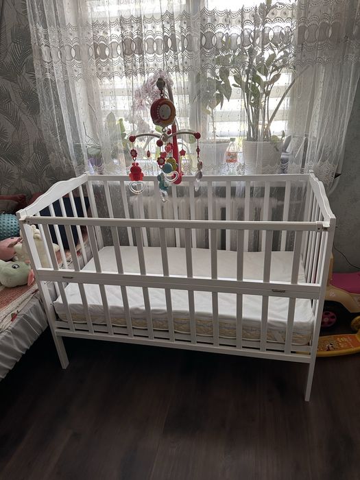 Біла дитяча кроватка, ліжечко, люлька з матрасом