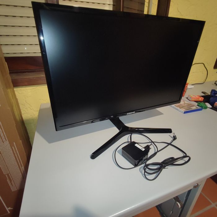 Monitor 24'' Samsung FHD – Design Fino com Base em V (Como Novo)