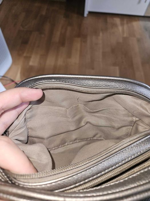 Mała torebka na długim paski na ramię srebrna z kieszonkami pojemna