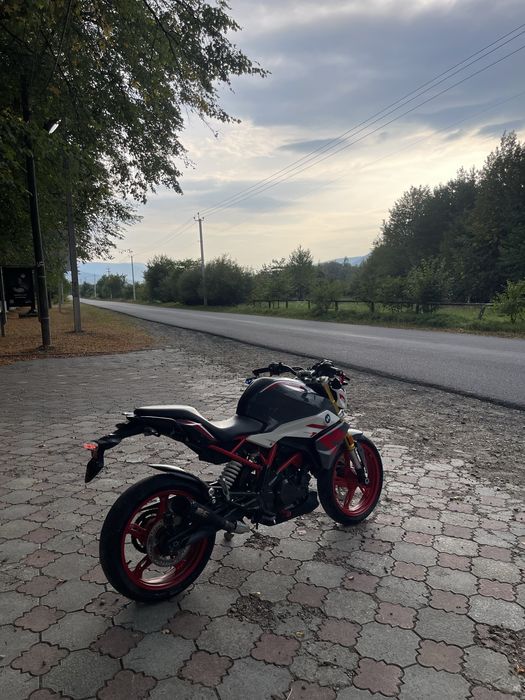 BMW G310r.