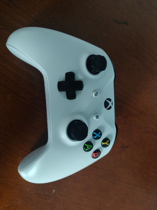 Xbox One S All-Digital 512 GB + 2 pady