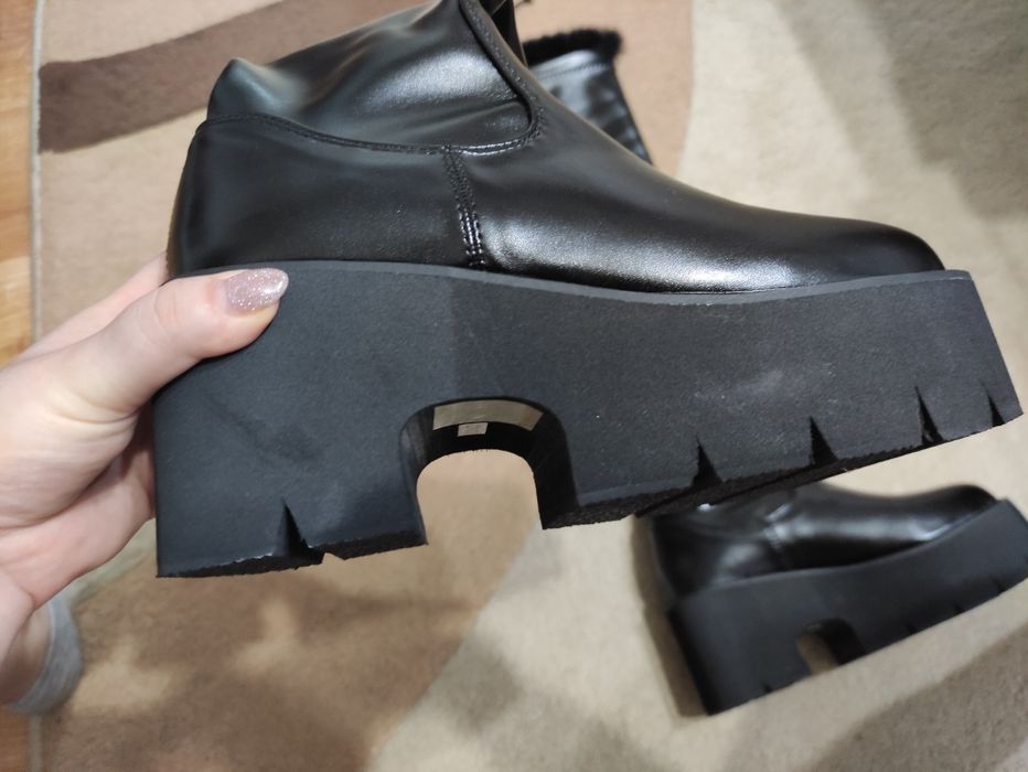 Muszkieterki na koturnie. Lekkie. Na mnie niestety za ciasne.