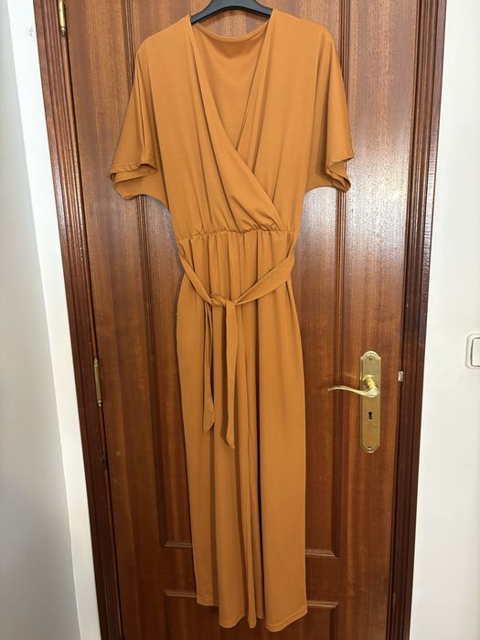 Macacão amarelo torrado como novo